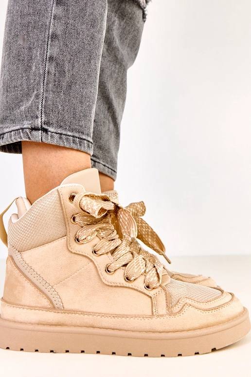 Sandfarbene hohe Sneakers mit dicken... Sandfarbene hohe Sneakers mit dicken...
