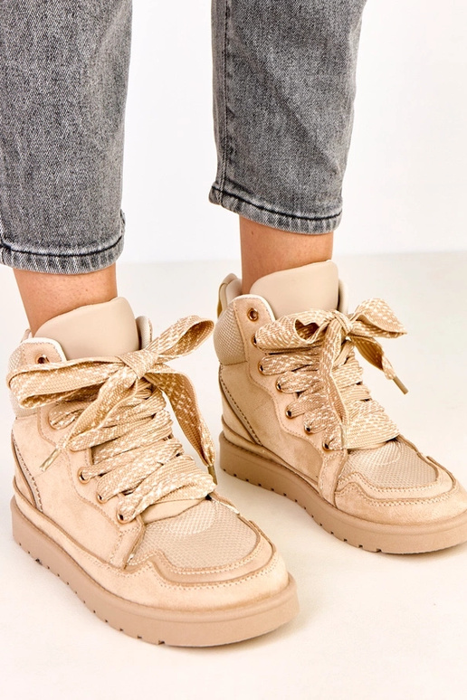 Sandfarbene hohe Sneakers mit dicken... Sandfarbene hohe Sneakers mit dicken...