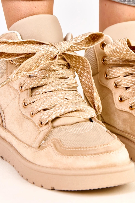 Sandfarbene hohe Sneakers mit dicken... Sandfarbene hohe Sneakers mit dicken...