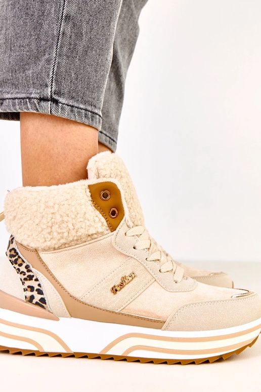 Sandfarbene hohe warme Sneakers mit... Sandfarbene hohe warme Sneakers mit...