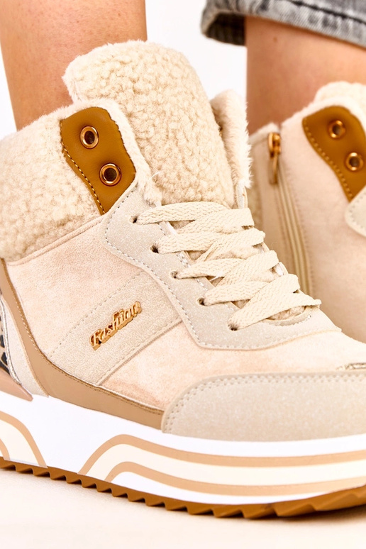 Sandfarbene hohe warme Sneakers mit... Sandfarbene hohe warme Sneakers mit...