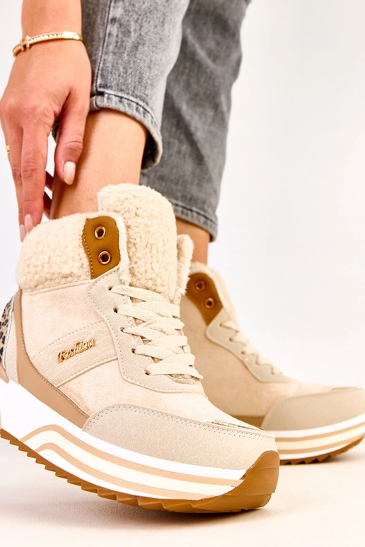 Sandfarbene hohe warme Sneakers mit... Sandfarbene hohe warme Sneakers mit...