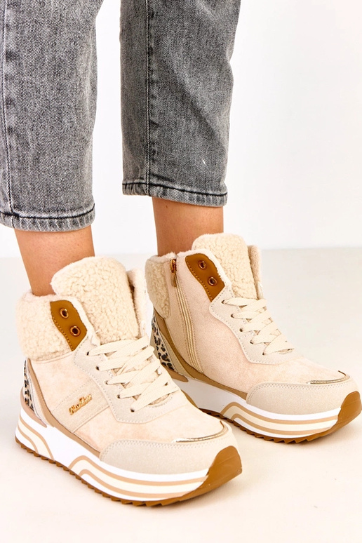 Sandfarbene hohe warme Sneakers mit... Sandfarbene hohe warme Sneakers mit...