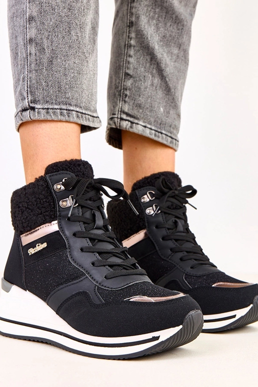 Schwarze hohe warme Sneakers mit... Schwarze hohe warme Sneakers mit...