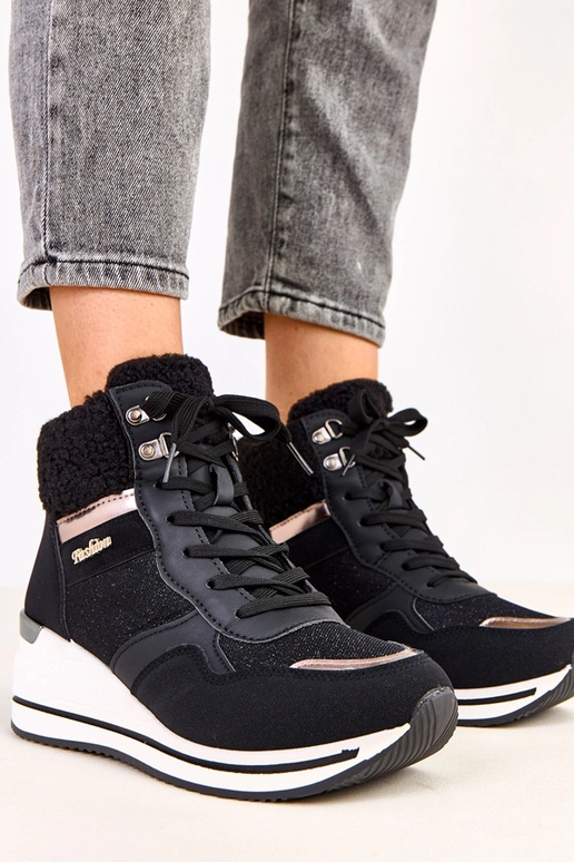 Schwarze hohe warme Sneakers mit... Schwarze hohe warme Sneakers mit...