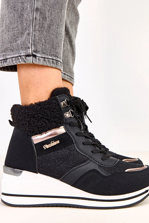 Schwarze hohe warme Sneakers mit... Schwarze hohe warme Sneakers mit...