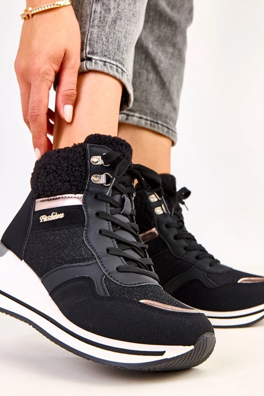 Schwarze hohe warme Sneakers mit... Schwarze hohe warme Sneakers mit...