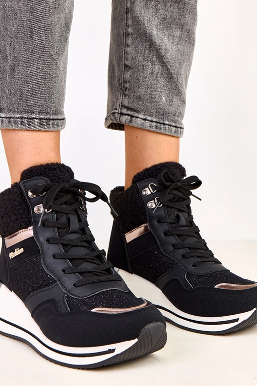 Schwarze hohe warme Sneakers mit... Schwarze hohe warme Sneakers mit...
