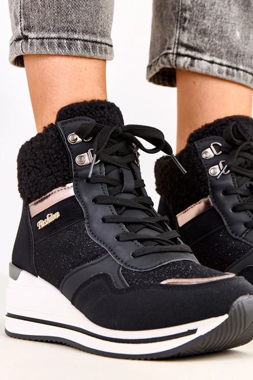 Schwarze hohe warme Sneakers mit... Schwarze hohe warme Sneakers mit...