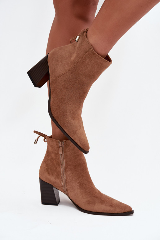 Damenstiefel mit stilvollen Details braune Farbe Halisse Damenstiefel mit stilvollen Details braune Farbe Halisse