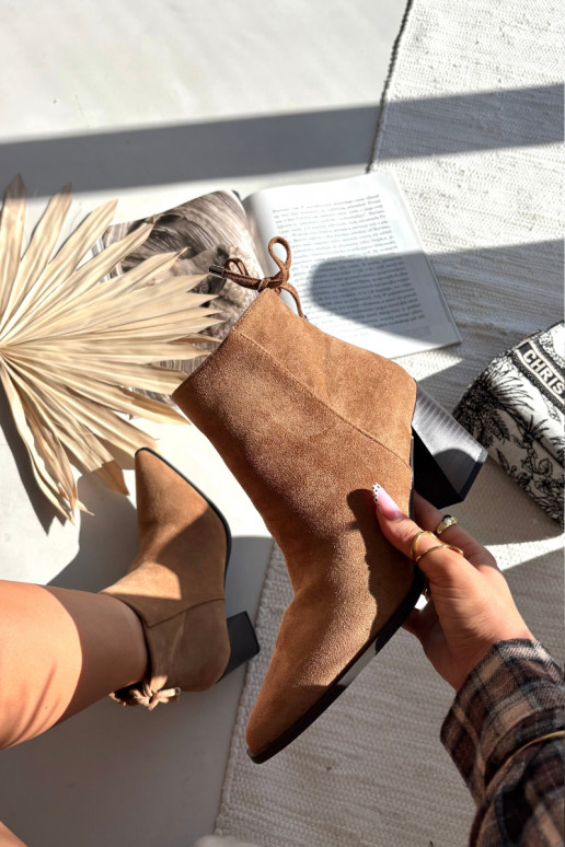 Damenstiefel mit stilvollen Details braune Farbe Halisse Damenstiefel mit stilvollen Details braune Farbe Halisse