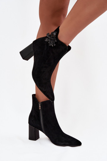 Wildlederne Damenstiefeletten mit Ornamenten D&A CR52-686 in Schwarz