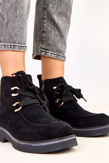 Schwarze warme Stiefel mit dekorativen Schnürsenkeln, Katrins