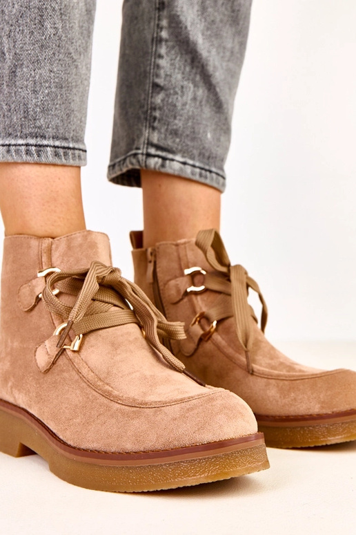 Beige warme Stiefel mit dekorativen...