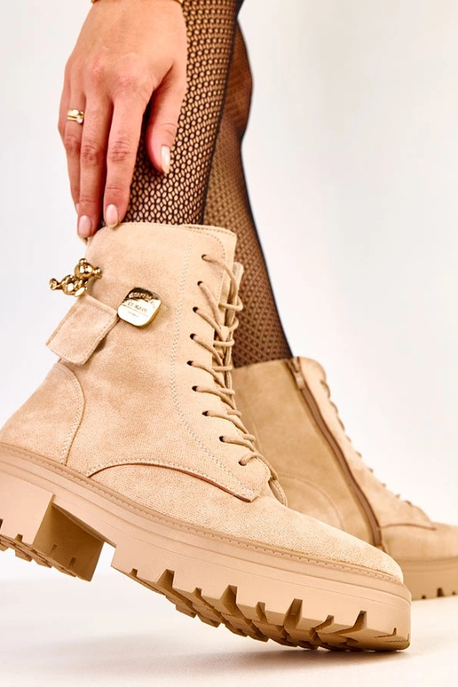 Sandfarbene Stiefel mit Bärchen und... Sandfarbene Stiefel mit Bärchen und...
