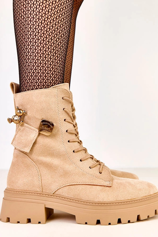 Sandfarbene Stiefel mit Bärchen und... Sandfarbene Stiefel mit Bärchen und...