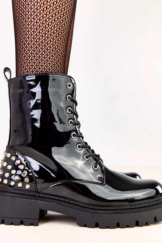 Schwarze lackierte Stiefel mit... Schwarze lackierte Stiefel mit...