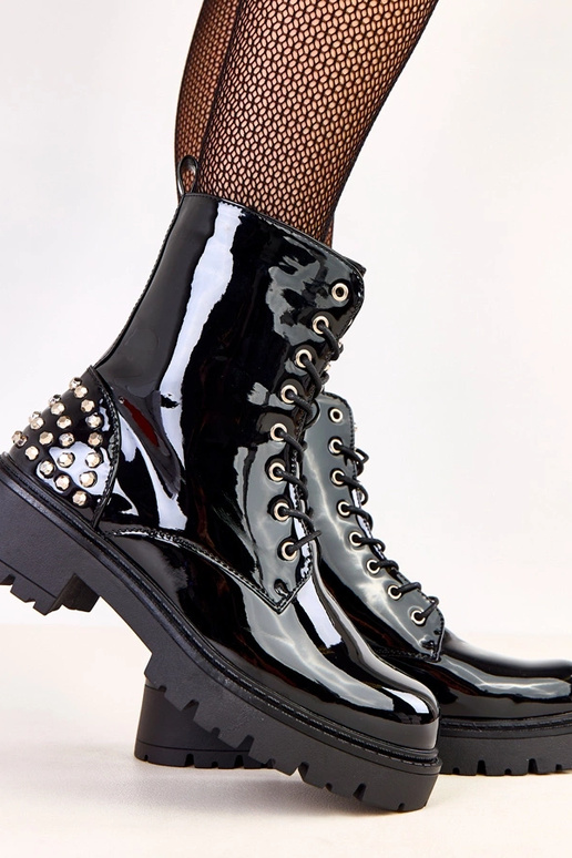 Schwarze lackierte Stiefel mit... Schwarze lackierte Stiefel mit...