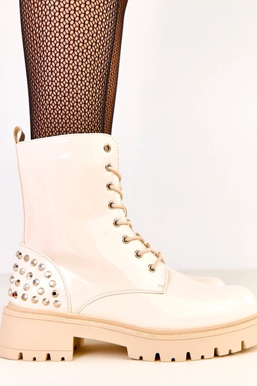 Sandfarbene lackierte Stiefel mit...