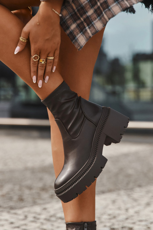 Damenstiefeletten mit massiven Absätzen und Plattform aus braunem Eko-Leder Elvianne Damenstiefeletten mit massiven Absätzen und Plattform aus braunem Eko-Leder Elvianne