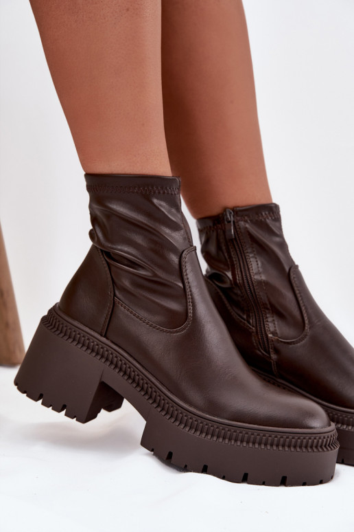 Damenstiefeletten mit massiven Absätzen und Plattform aus braunem Eko-Leder Elvianne Damenstiefeletten mit massiven Absätzen und Plattform aus braunem Eko-Leder Elvianne