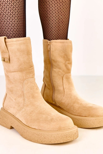 Sandfarbene Kunstwildleder-Stiefeletten mit goldfarbener Verzierung Mileda
