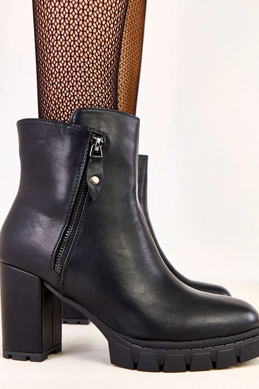 Schwarze Stiefeletten auf Absatz mit...