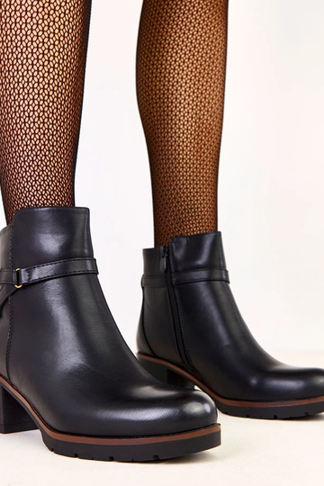 Schwarze Ankle Boots mit niedrigem Pfennigabsatz und dekorativem Riemen Ballin