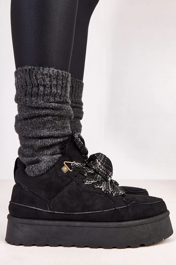 Schwarze warme Sportschuhe...