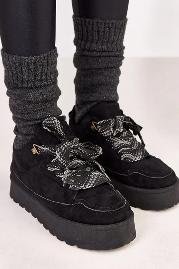 Schwarze warme Sportschuhe... 2