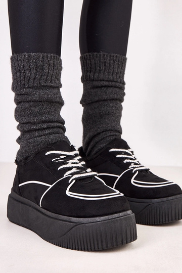 Schwarze warme Sportschuhe...