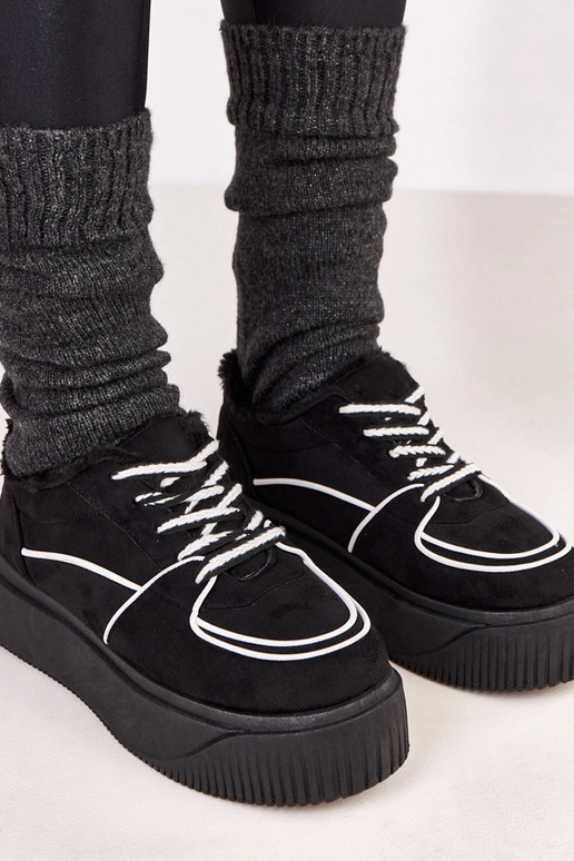 Schwarze warme Sportschuhe auf...