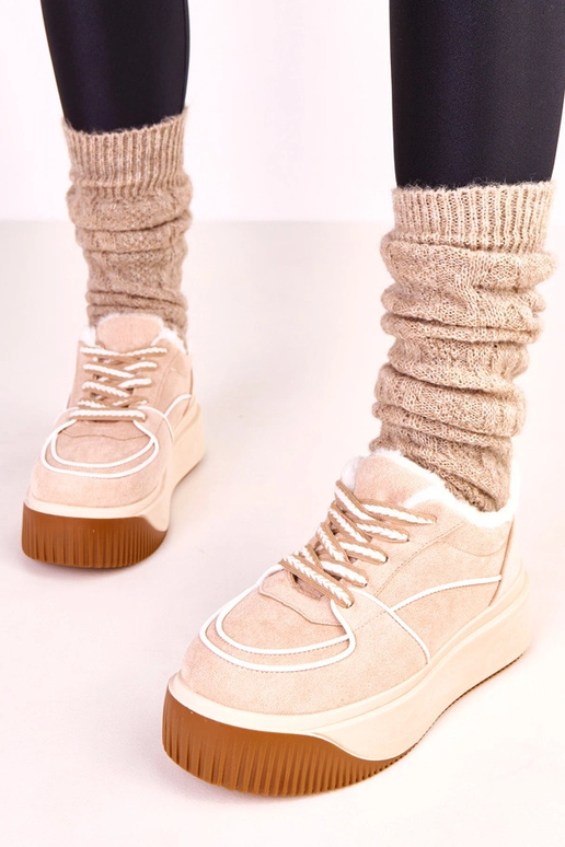 Sandfarbene warme Sportschuhe auf...