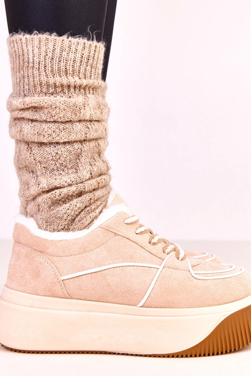 Sandfarbene warme Sportschuhe auf...