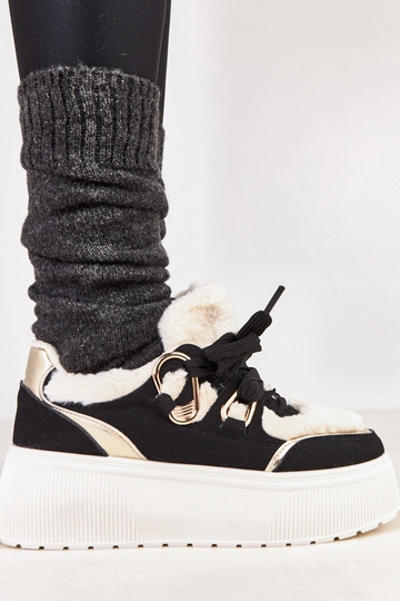 Schwarze warme Sneaker auf...