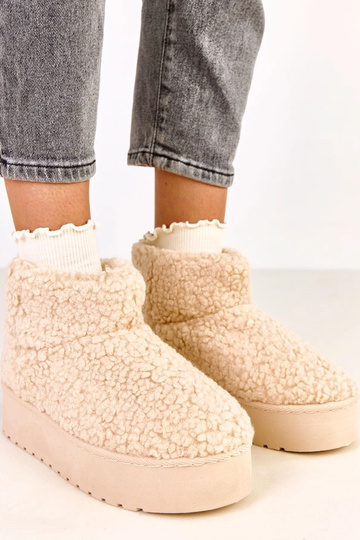 Sandfarbene Schneestiefel...