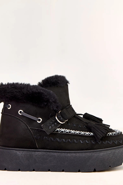 Schwarze Schneestiefel auf Plattform...