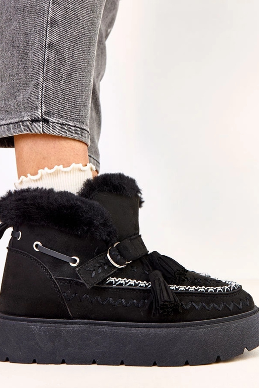 Schwarze Schneestiefel auf Plattform...