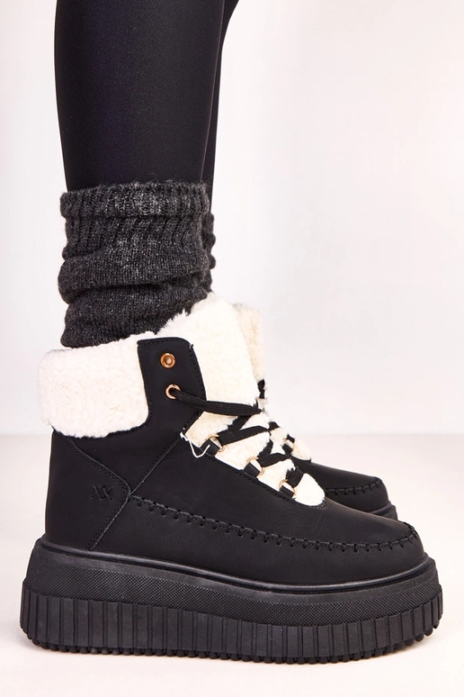 Schwarze warme Sportschuhe auf...