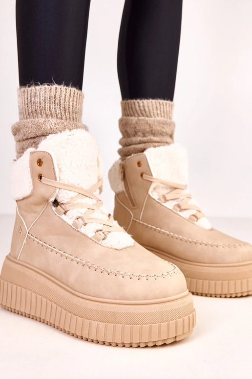 Braune warme Sportschuhe auf...