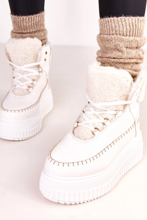 Weiße warme Sportschuhe auf Plattform...