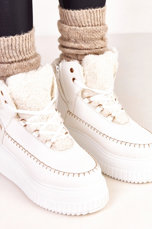 Weiße warme Sportschuhe auf Plattform...