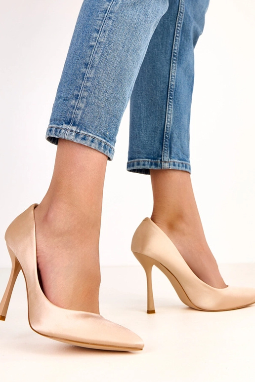Sandfarbene Pumps mit satinierter... Sandfarbene Pumps mit satinierter...