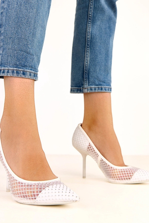 Weiße Netz-Pumps dekoriert mit... Weiße Netz-Pumps dekoriert mit...