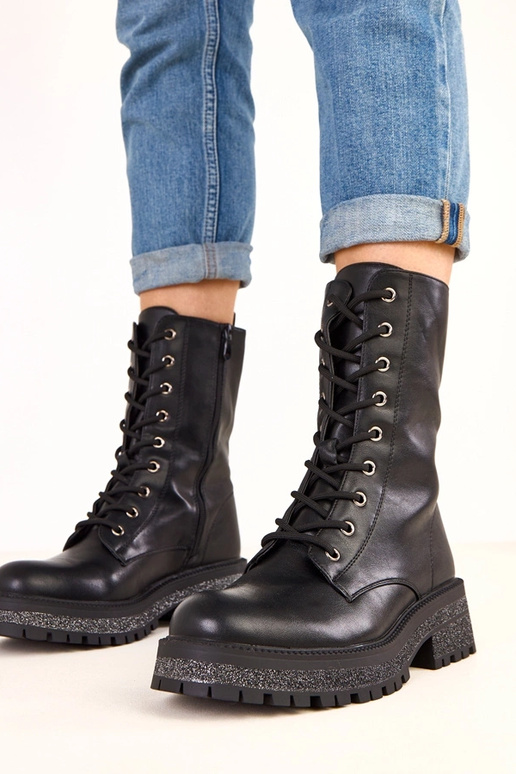 Schwarze Stiefeletten mit... Schwarze Stiefeletten mit...