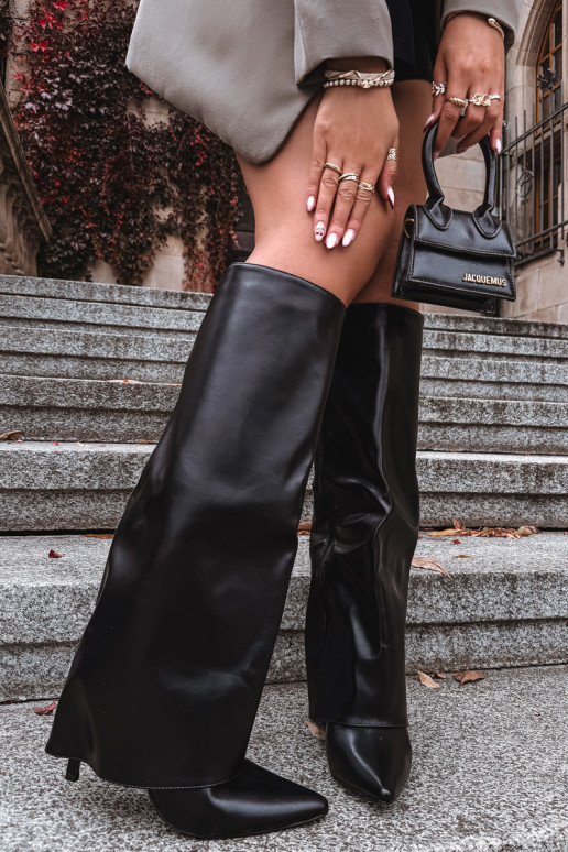 Gefütterte kniehohe Stiefel mit dünnen Absätzen und ausgeschnittenem Schaft in schwarz Tamonia