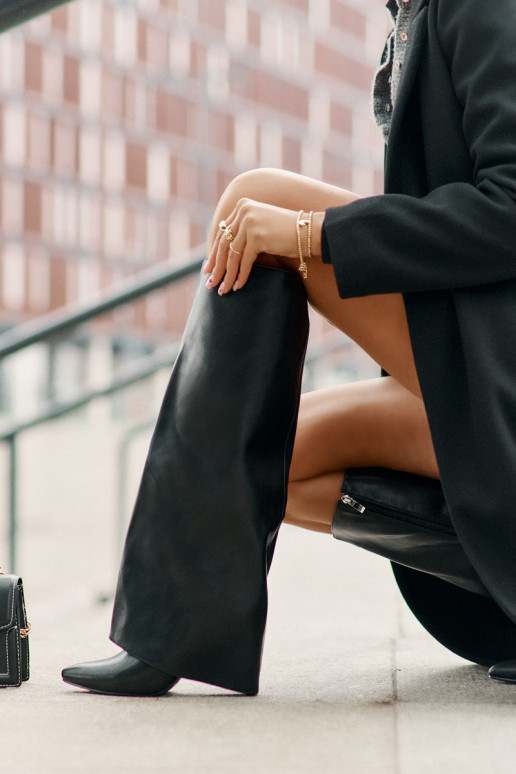 Gefütterte kniehohe Stiefel mit dünnen Absätzen und ausgeschnittenem Schaft in schwarz Tamonia