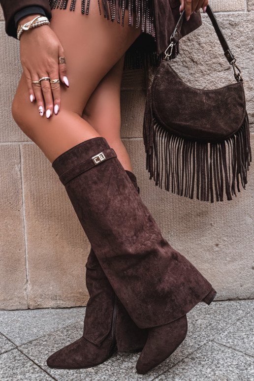 Damen hohe Stiefel aus Eco-Wildleder, Blockabsatz, gefüttert, mit verziertem Schaft, schokoladenbraun Evyra Damen hohe Stiefel aus Eco-Wildleder, Blockabsatz, gefüttert, mit verziertem Schaft, schokoladenbraun Evyra