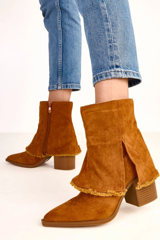 Braune Stiefeletten mit Absatz und... Braune Stiefeletten mit Absatz und...