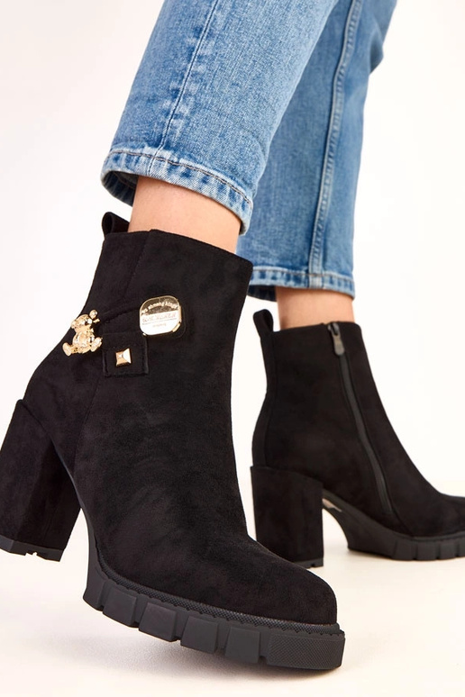 Schwarze Stiefeletten mit... Schwarze Stiefeletten mit...